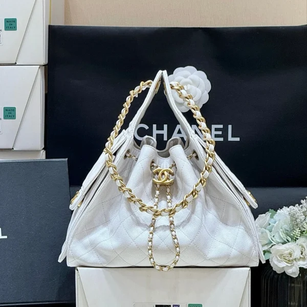 Sac à main Chanel 25 en coloris blanc 30 finitions dorées — réplique