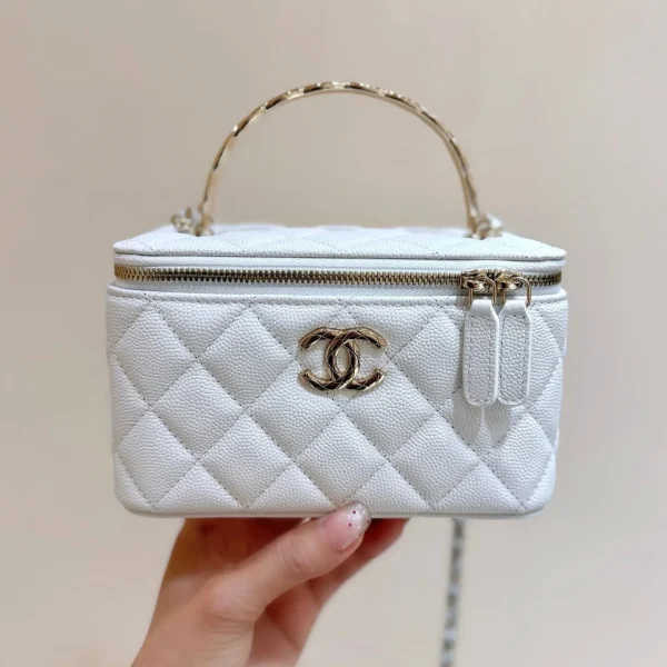 Modèle Chanel vanity étui petit format coloris blanc finitions dorées — réplique