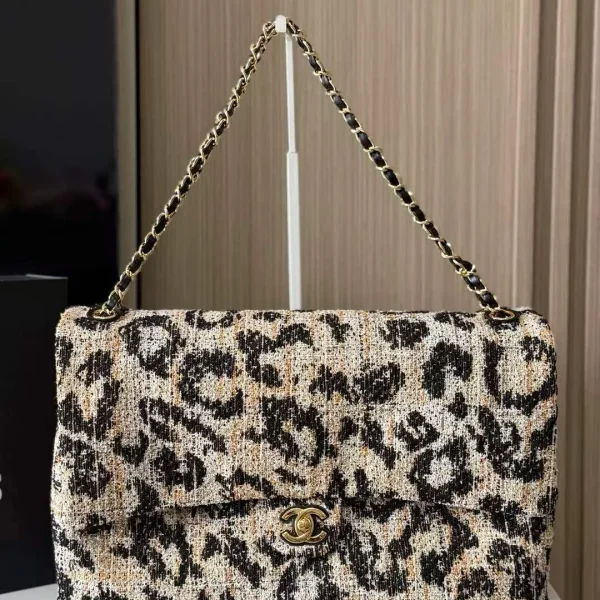 Modèle Chanel maxi rabat 38 léopard Tweed Métiers d’Art 2026 collection — réplique