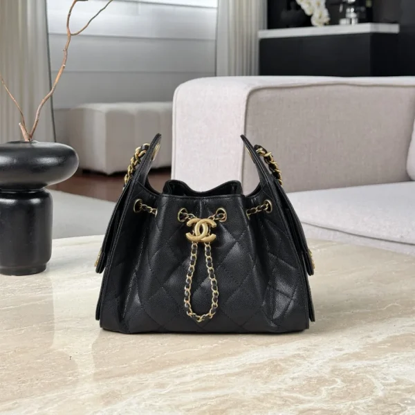 Modèle Chanel 25 mini coloris noir finitions dorées — réplique