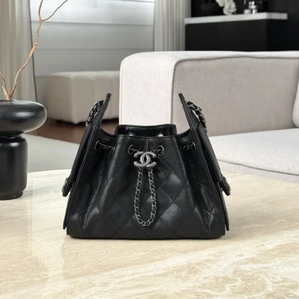 Sac Chanel 25 mini coloris noir avec finitions argentées — réplique