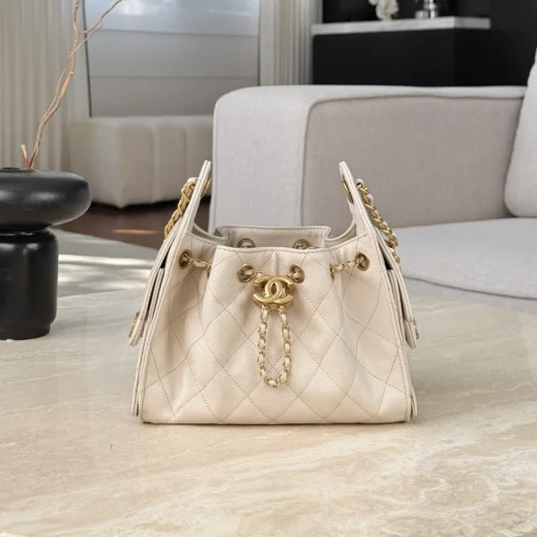 Modèle Chanel 25 mini taille coloris beige avec finitions dorées — réplique