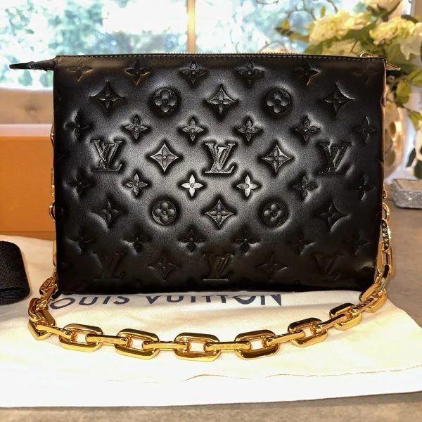 Modèle Louis Vuitton Coussin PM embossé Monogram coloris noir — réplique