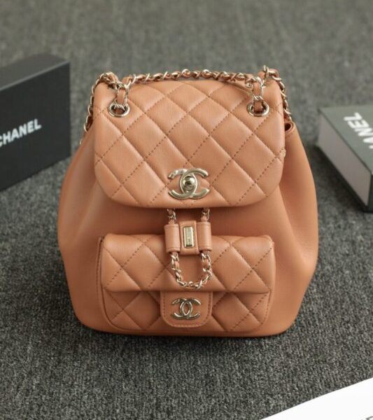 CHANEL 23A sac à dos petit format Caramel — réplique